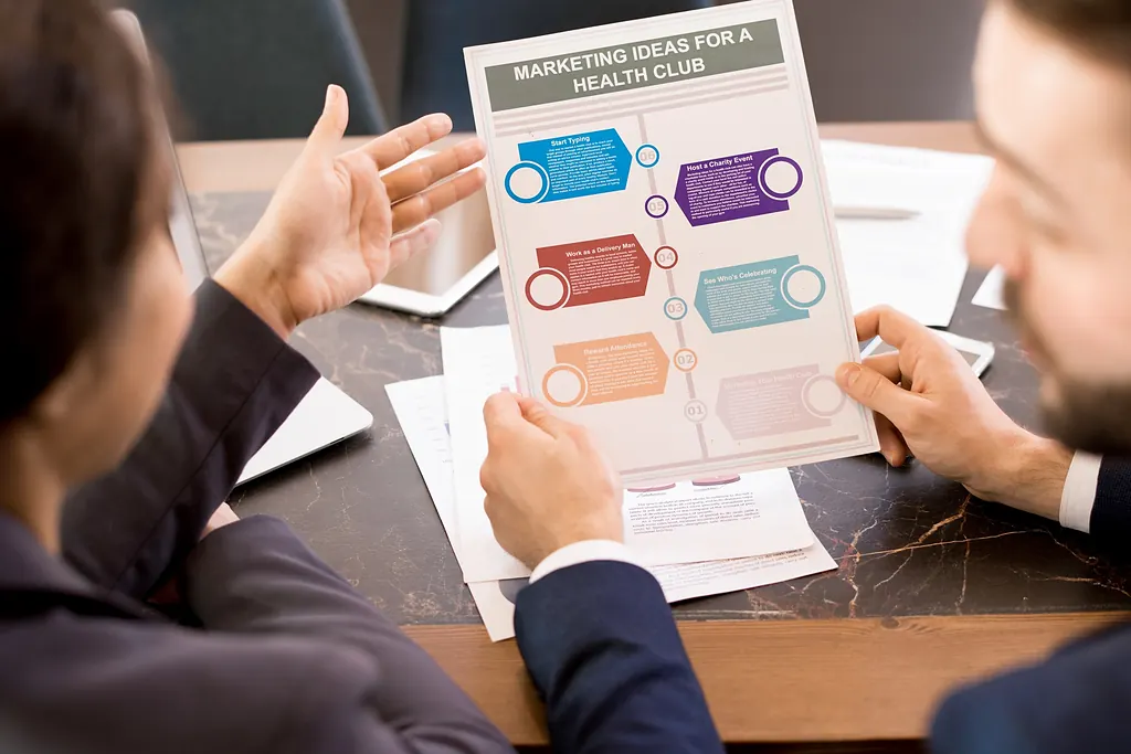 Besprechung eines Marketingkonzepts mit Infografik