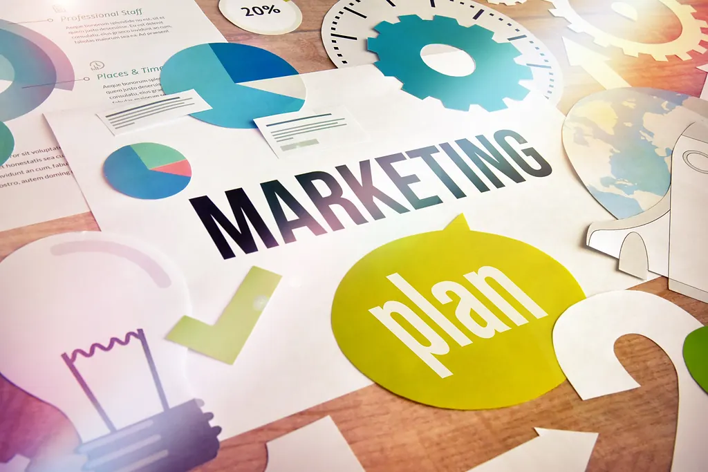 Schriftzug Marketing Plan zwischen Diagrammen und Symbolen